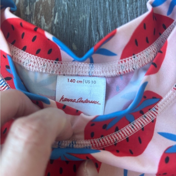 Hanna Andersson Strawberry rash-guard Size 140 (10) - Picture 2 of 2